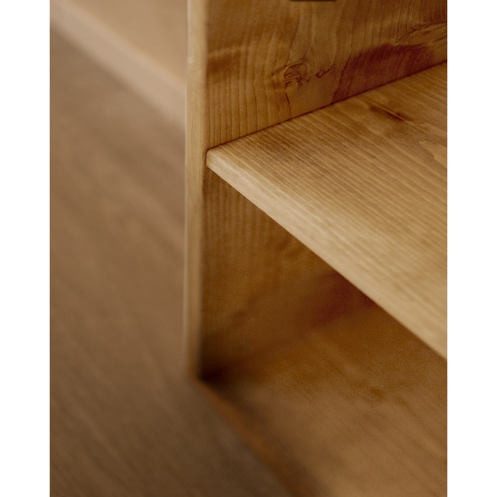 Estanteria de madera maciza en tono roble medio con 4 estantes Alto: 182 Largo: 40 Ancho: 20