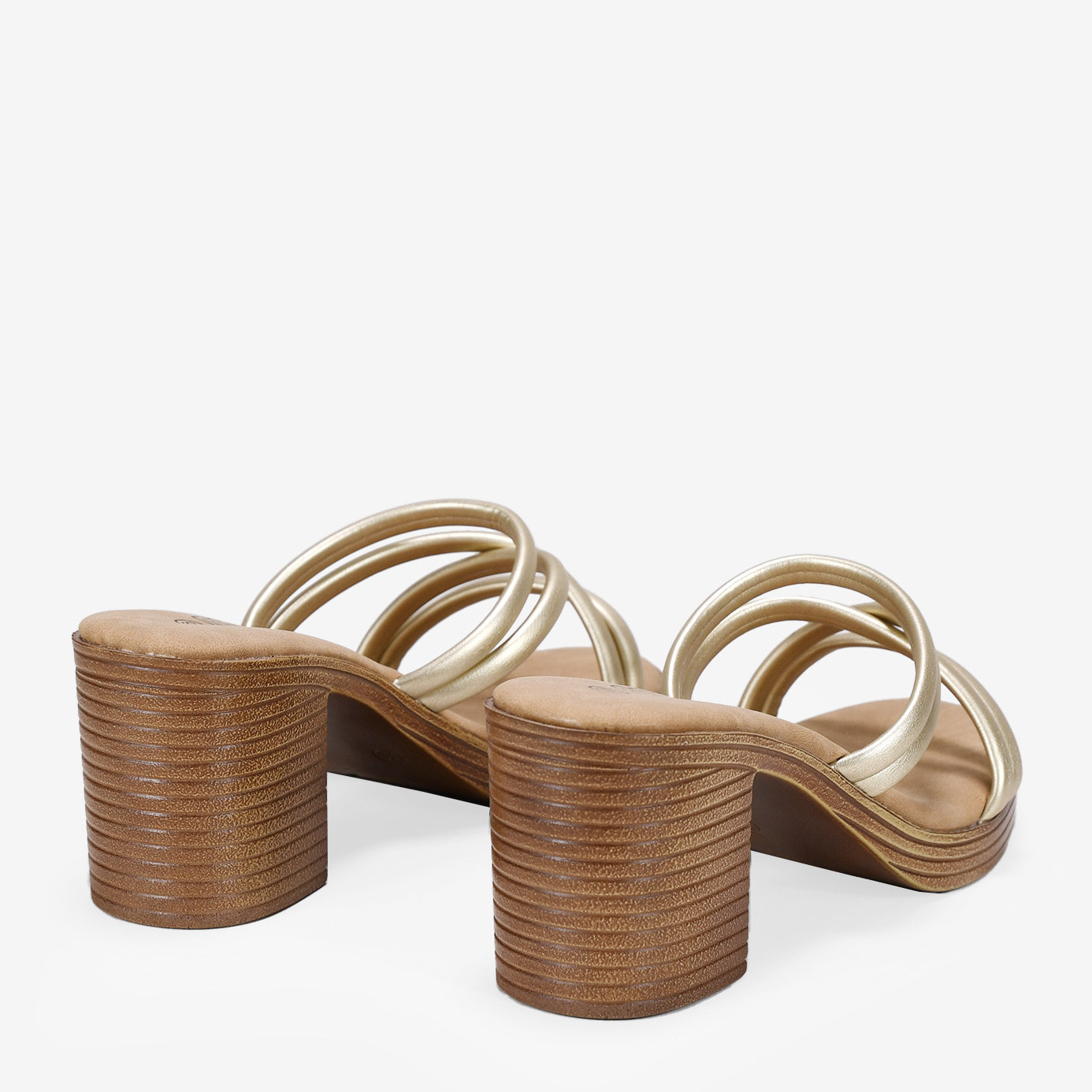 Sandalias doradas con tacón efecto madera