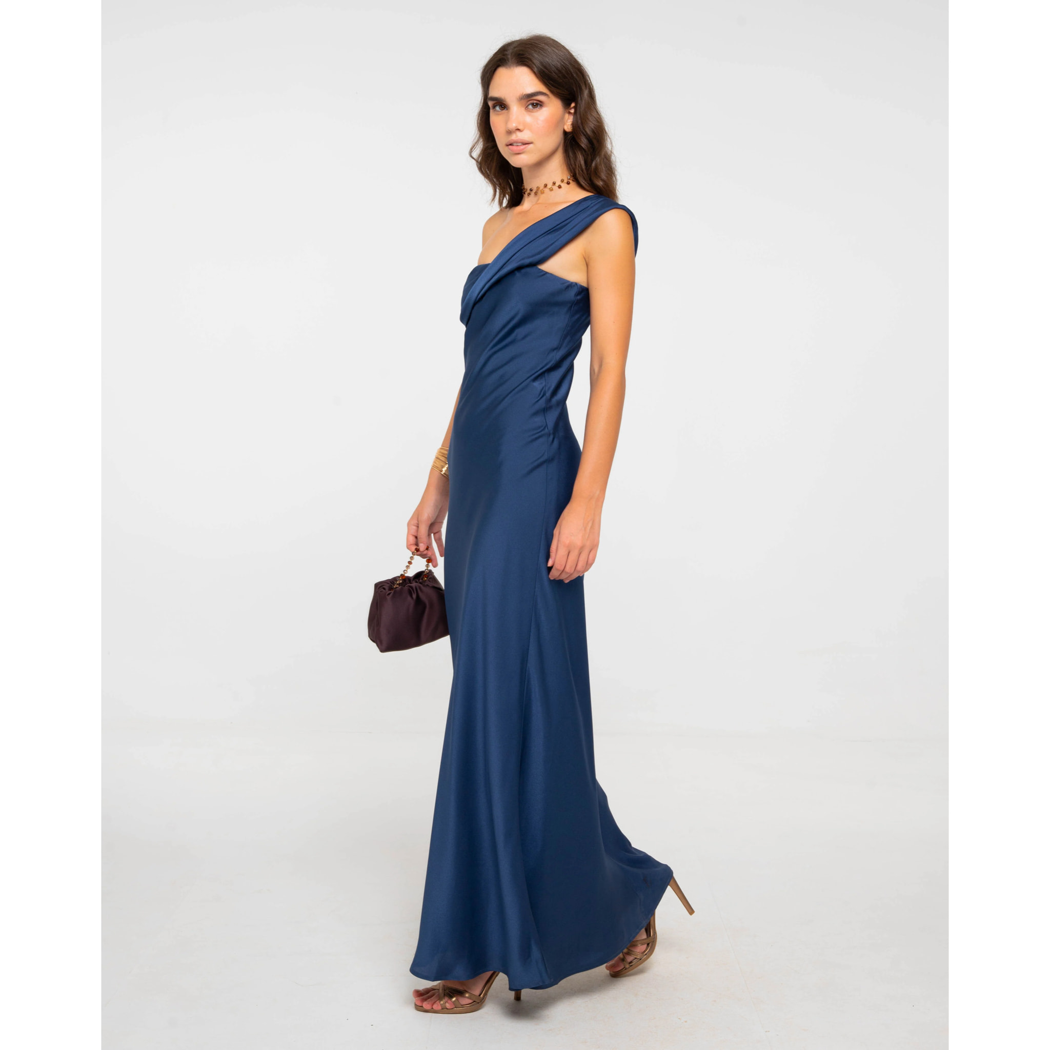 Vestido largo con escote asimétrico