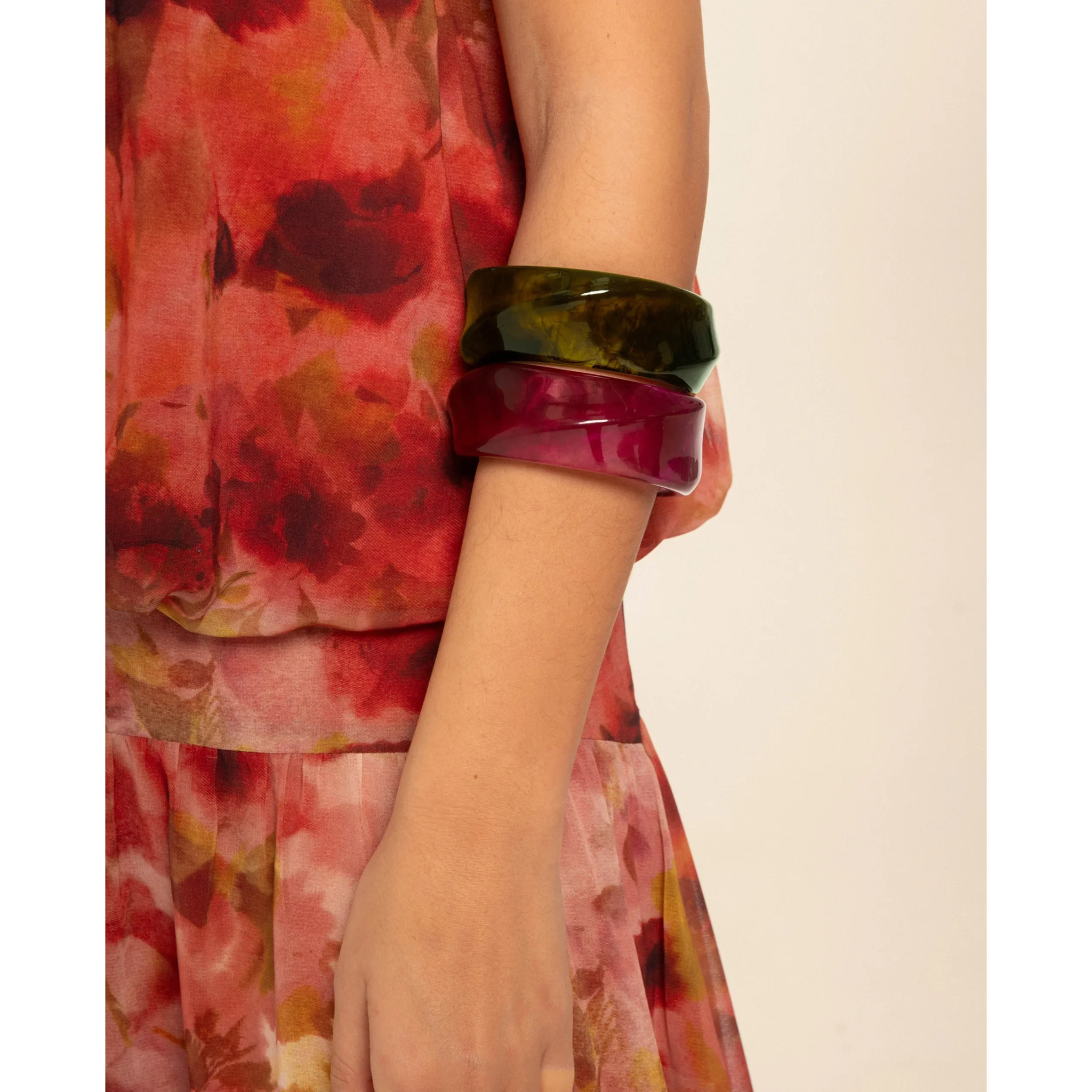 Set de dos brazaletes rígidos anchos bicolor
