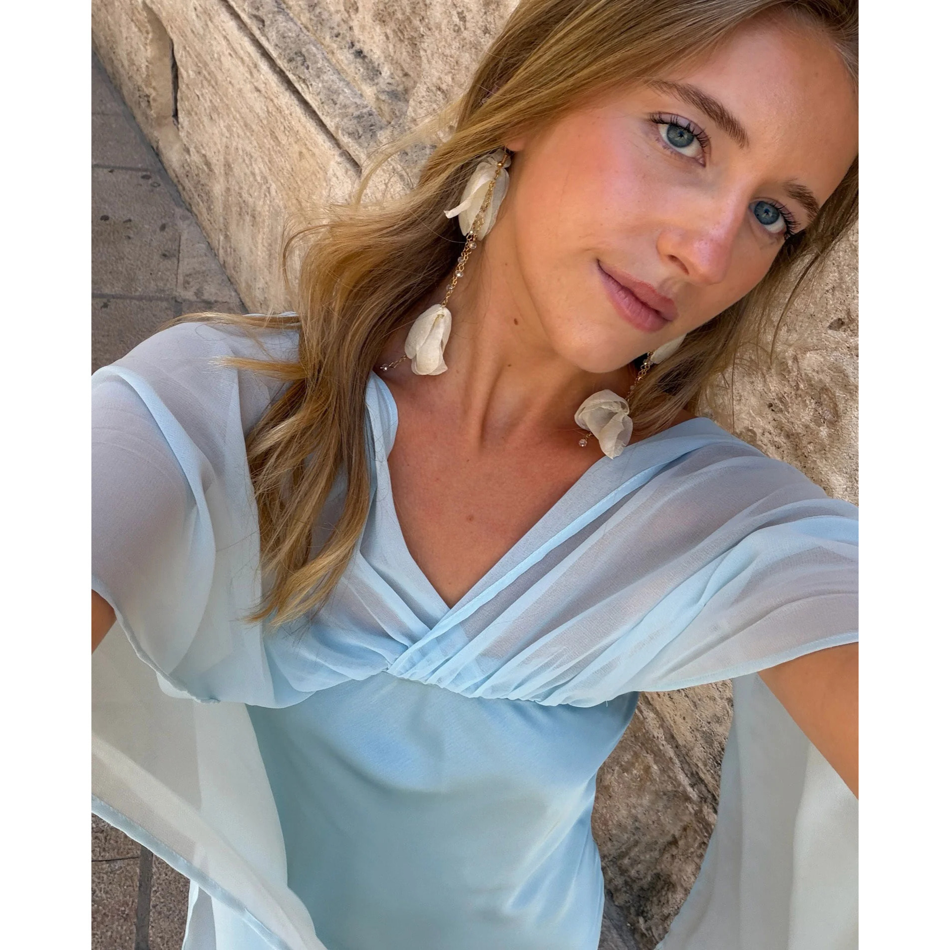 Vestido midi satinado con escote palabra de honor y capa de gasa multiposición