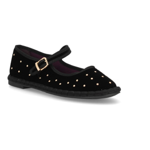 Merceditas planas con tachuelas metálicas.