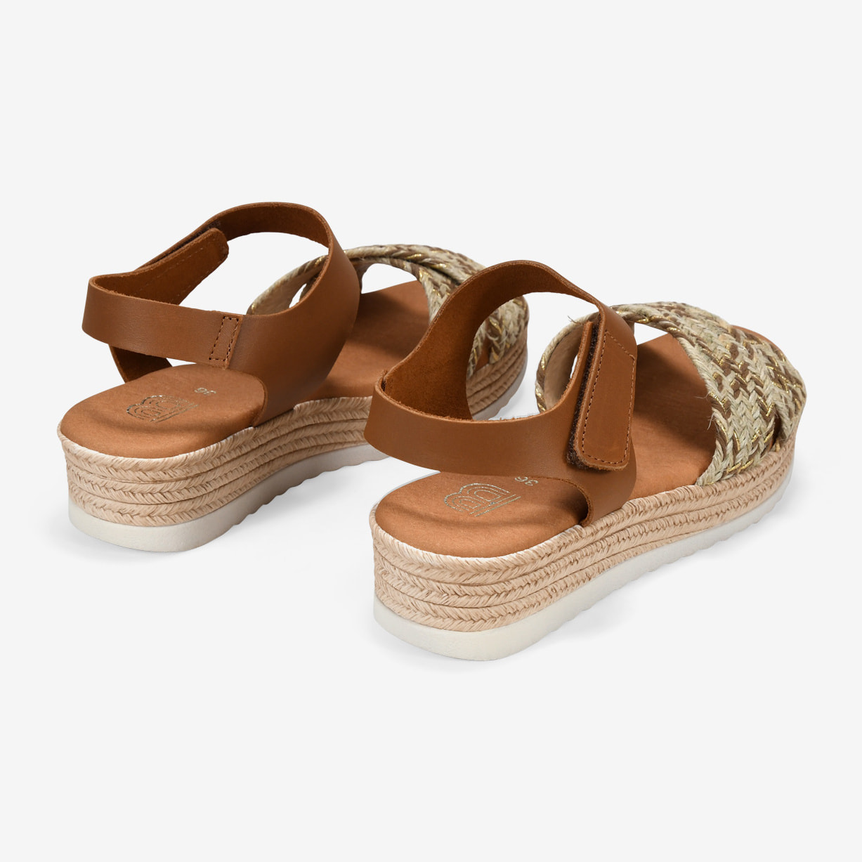 Sandalias marrones de piel y rafia con cuña