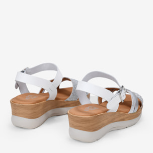 Sandalias de pie blancas con cuña efecto madera