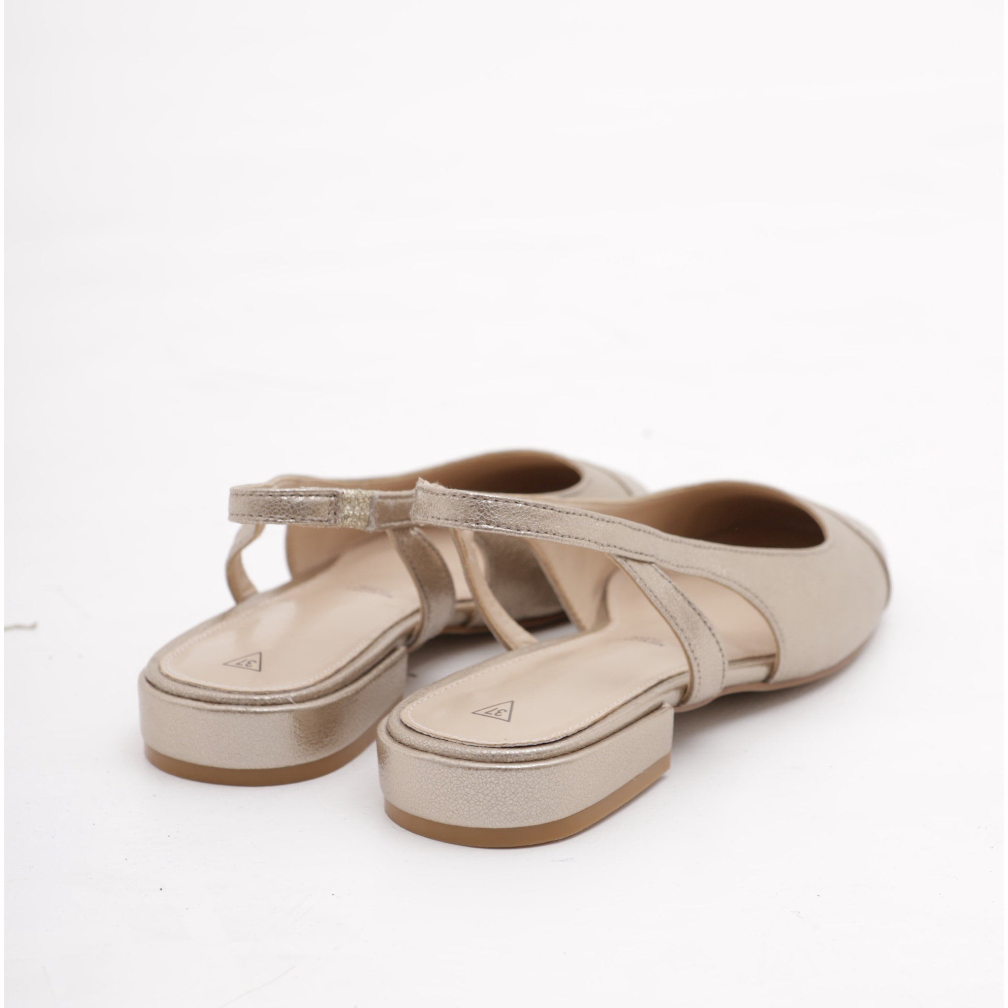 SLINGBACK FLAT PUNTALE PLATINO