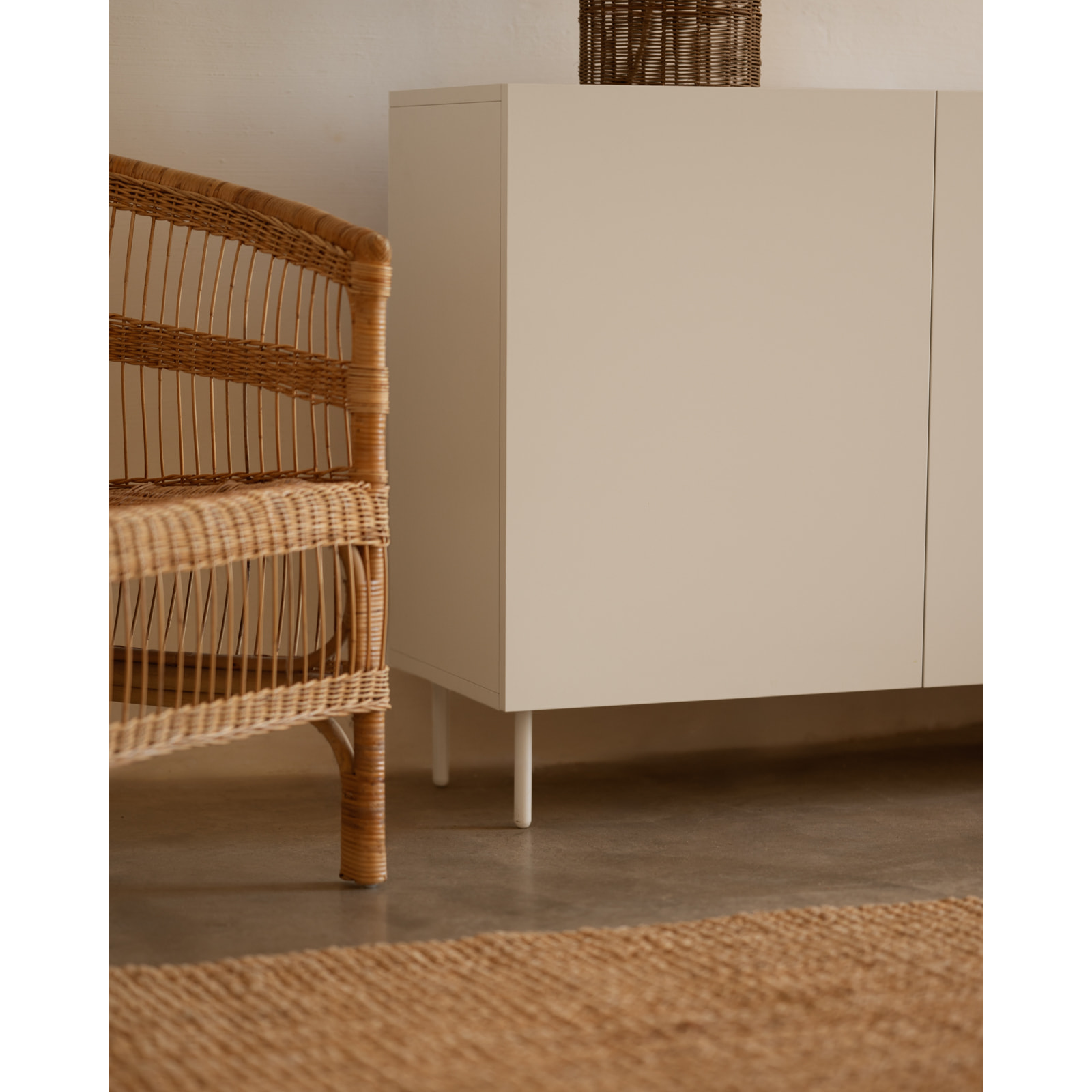 Buffet avec 3 portes laqué en teinte sable de 160x40cm Hauteur: 85 Longueur: 160 Largeur: 40