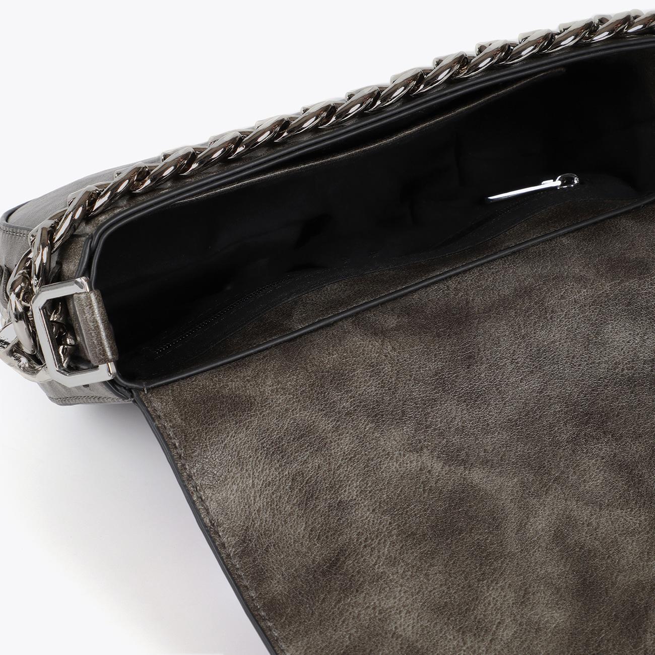 Tracolla effetto pelle invecchiata con patta e dettaglio catena