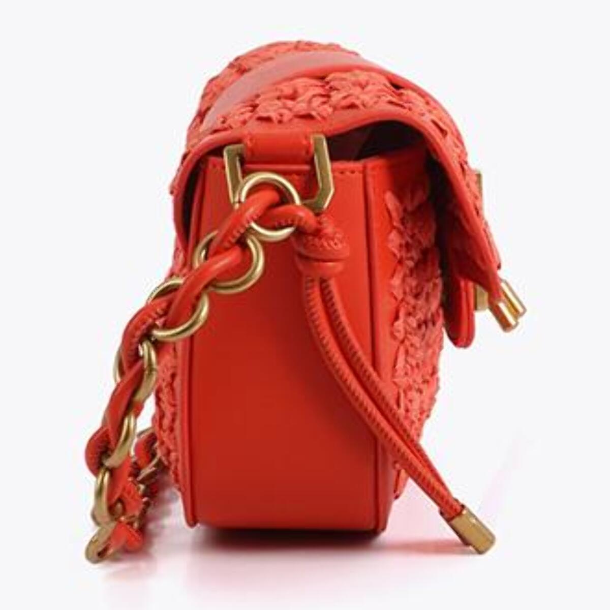 Borsa a tracolla che combina rafia ed effetto pelle