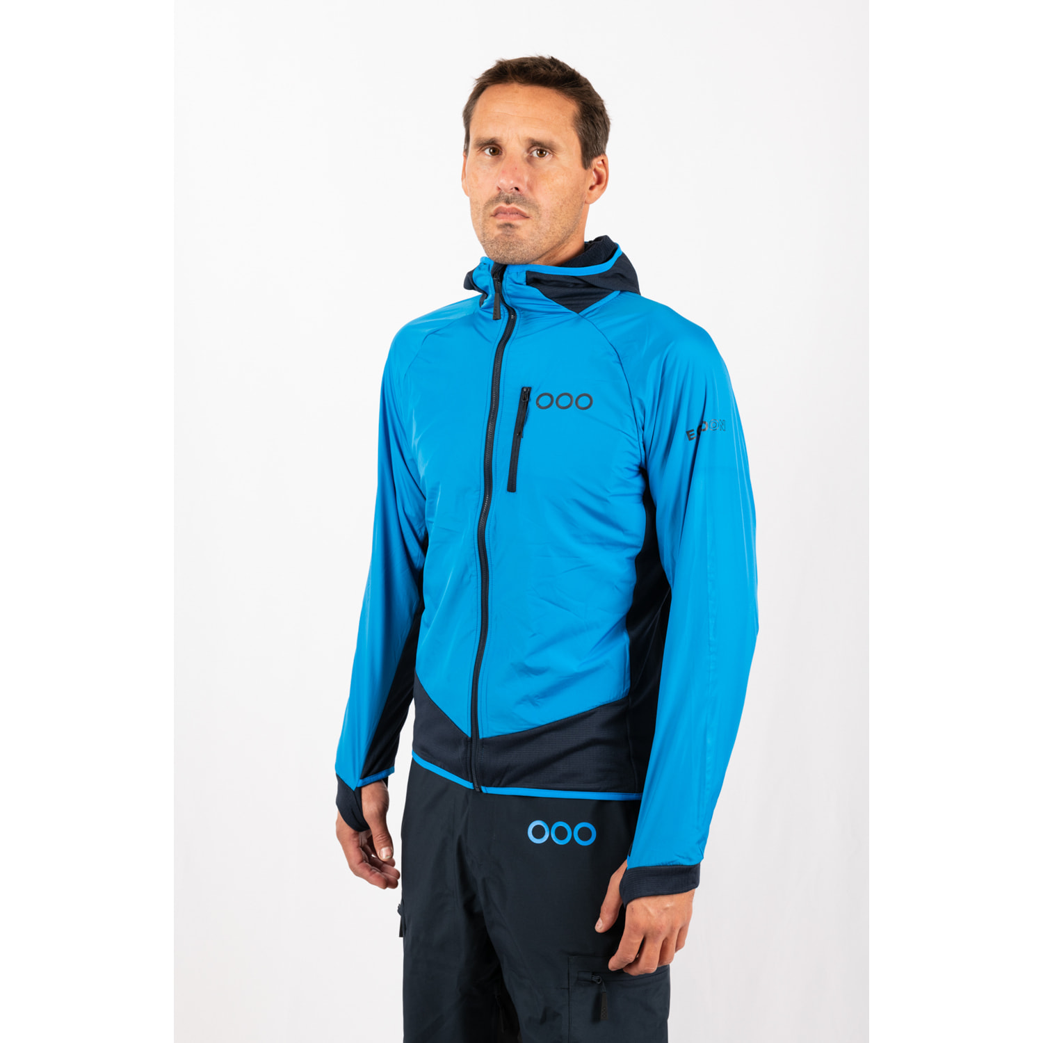 Chaqueta ECOActive Light Insulated Hybrid Jacket with cap marca ECOON - Azul claro / Azul