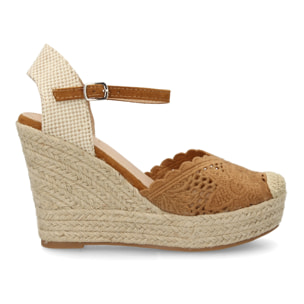 Alpargata cuña destalonada con calados para mujer.