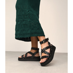 Sandalias de plataforma negras con tachas metálicas
