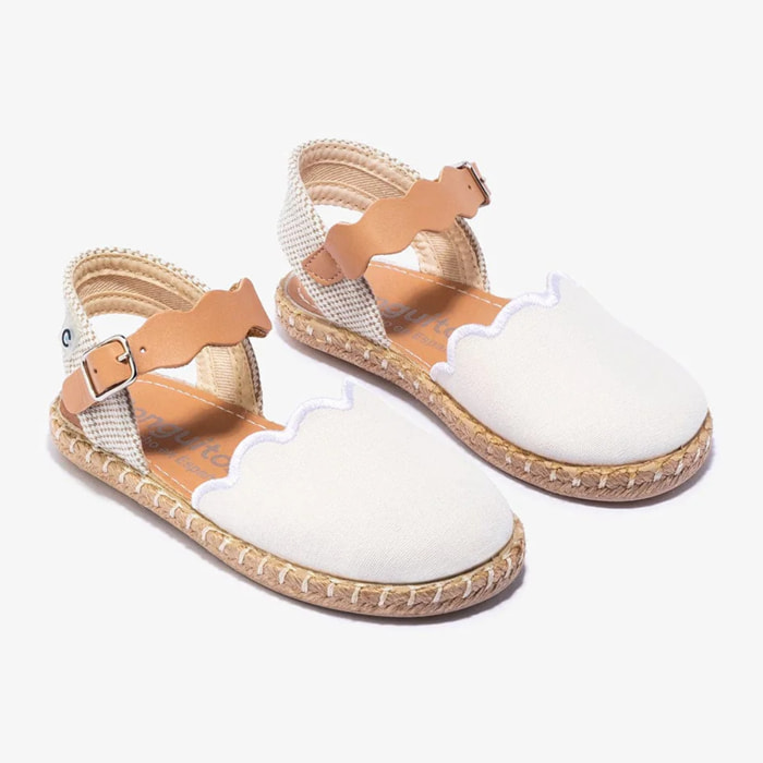Alpargatas de niña con hebilla blanca