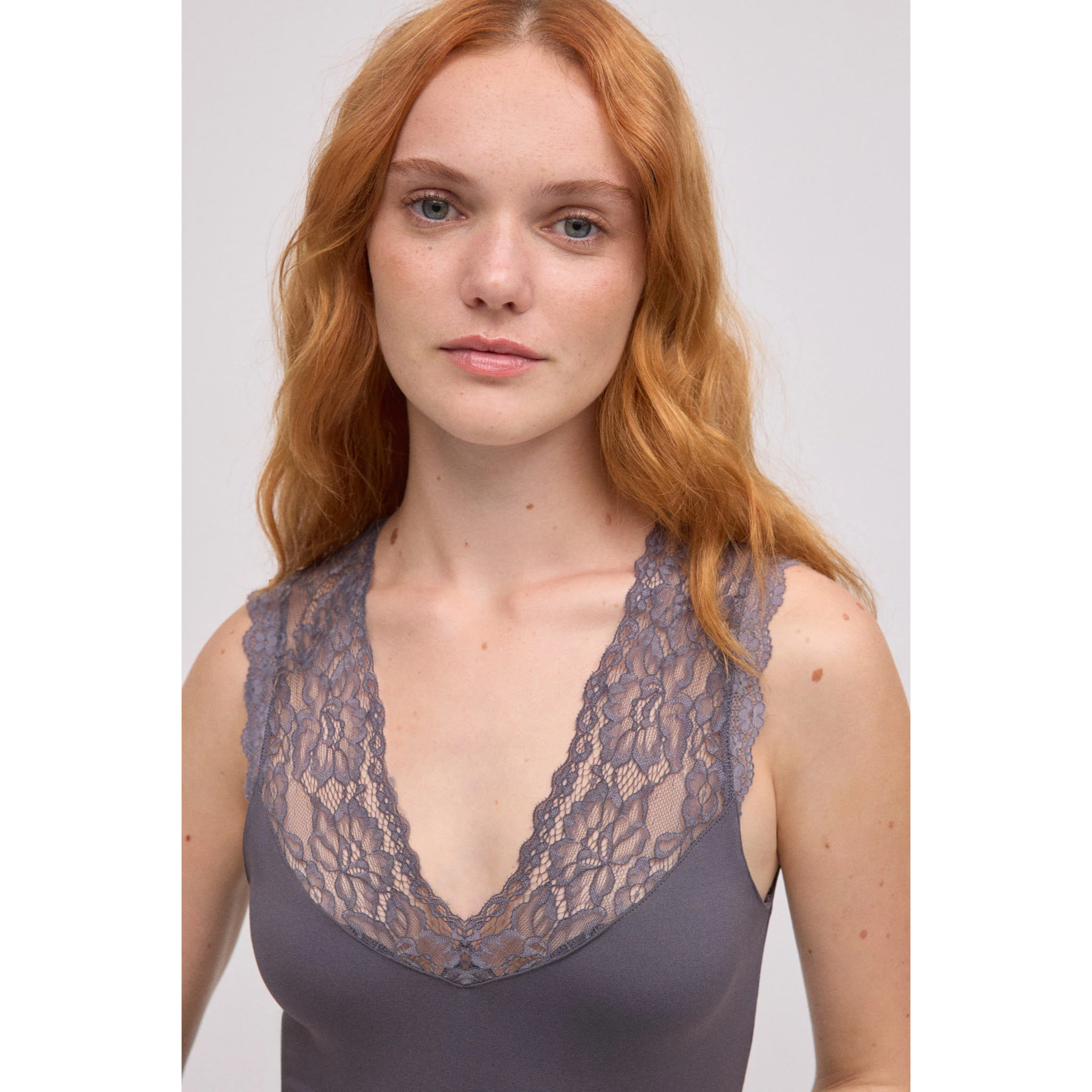 Canotta termica con scollo a V e dettagli in pizzo grigio