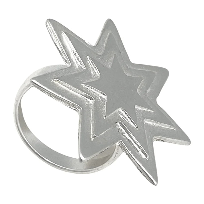 Anillo estrella relieve plata chapado 10µ latón. Diseño Gloria Mago