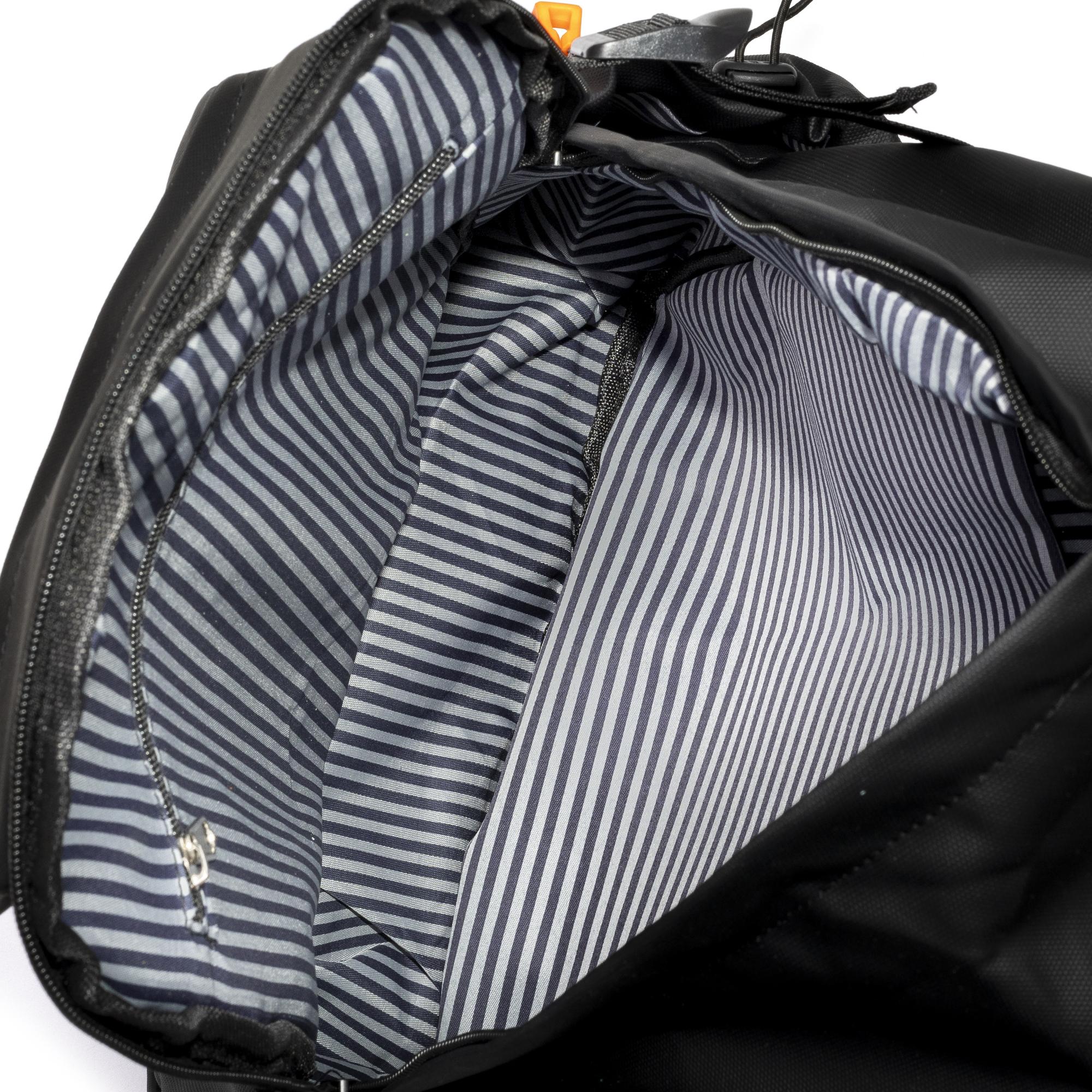 Mochila multi compartimento, porta Laptop 15.6''. Capa impermeable. Adaptable a Trolley. Toma USB externa.