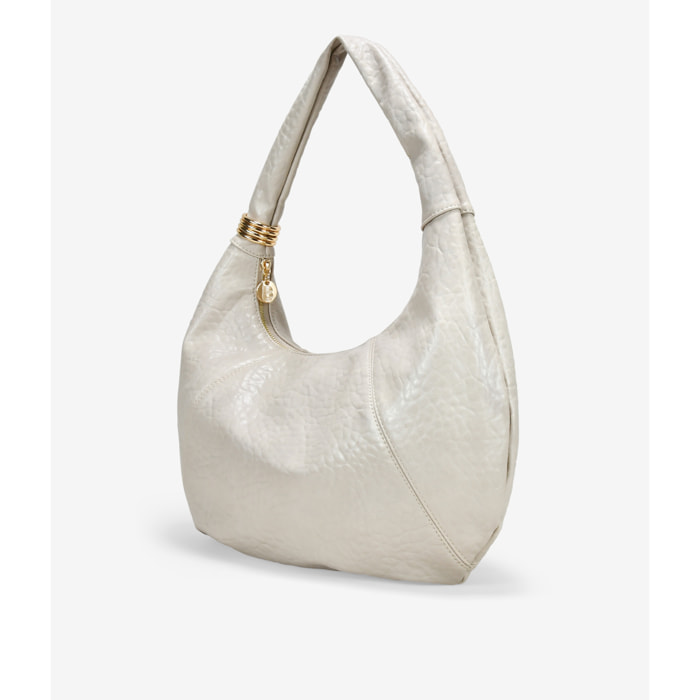 Bolso de hombro beige con detalle metálico