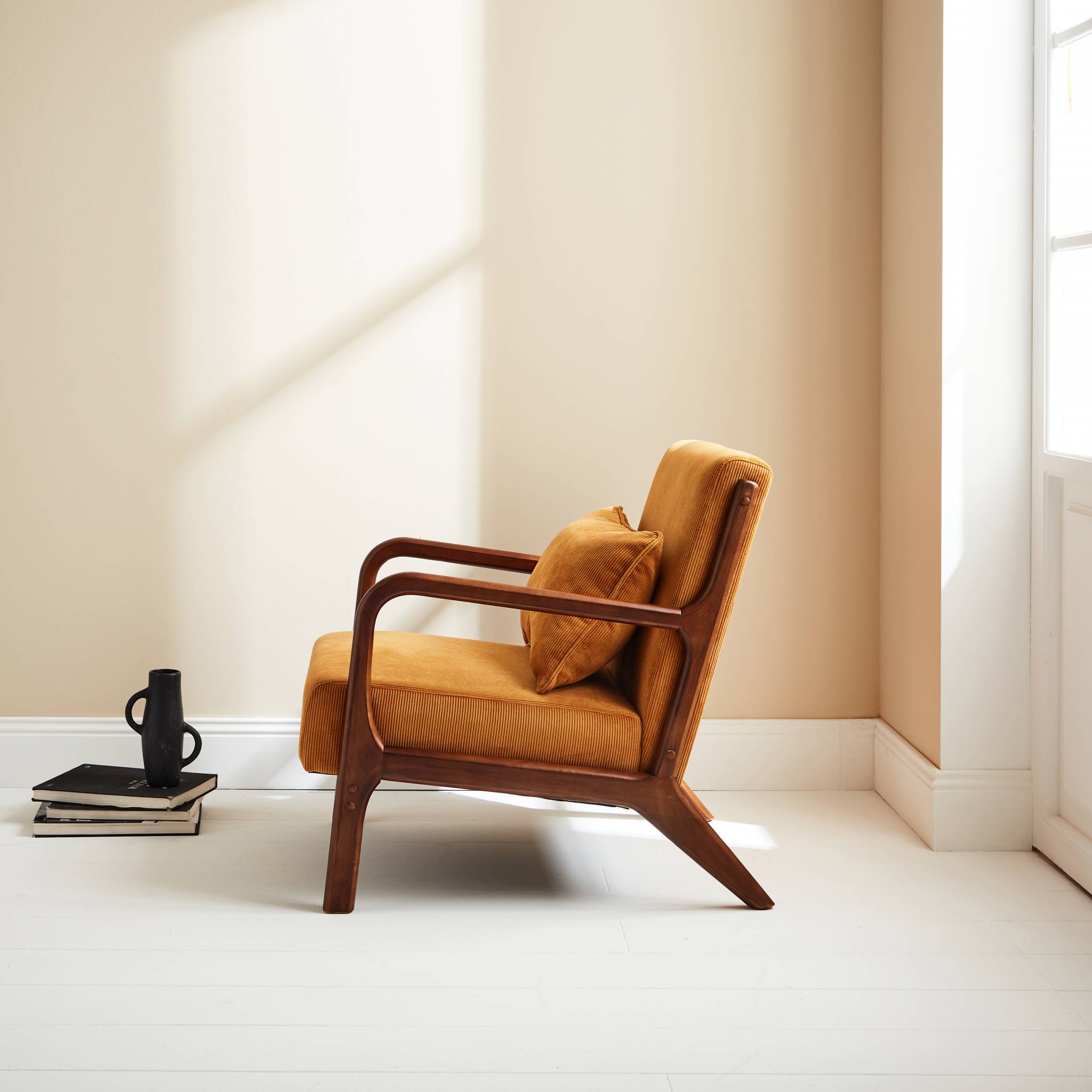 Fauteuil velours côtelé ocre. pieds bois d'hévéa teinté noyer clair. 1 place droit fixe. pieds compas scandinave. structure en bois solide