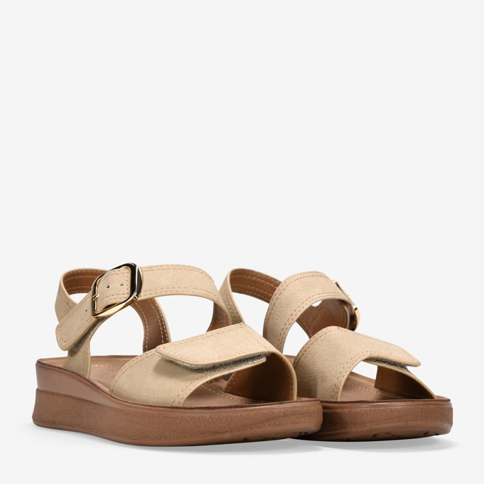 Sandalias de cuña beige con hebilla