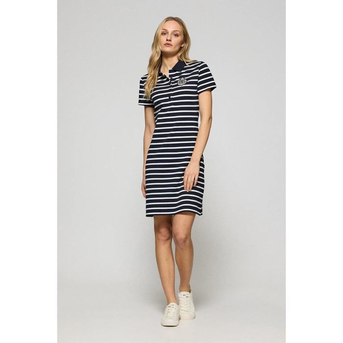 Vestito blu marino a righe e collo a polo con toppa nautica