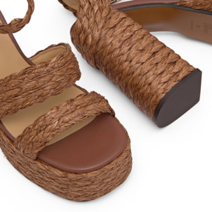 Sandalia de tacón Fresa en rafia tintada con cierre de pulsera