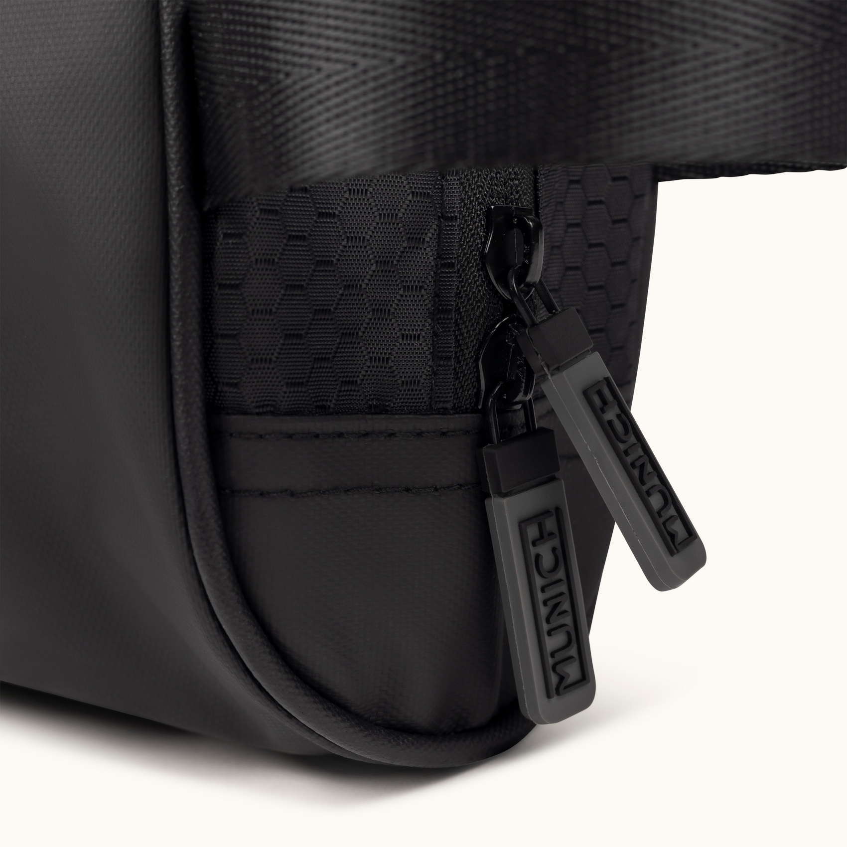 Neceser Deportivo Negro con Bolsillo Interior y Compartimento de Rejilla TOILETRY BLACK