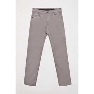 Pantalón gris de cinco bolsillos con logo bordado