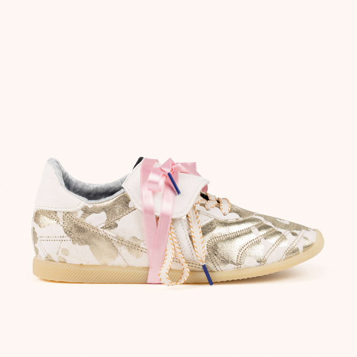 Sneakers de Estilo Fútbol Retro-Futuro con Estampado Metalizado y Cinta Rosa MUNICH MUNDIAL STRADA COW 04