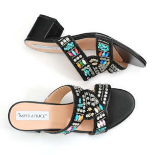 Sandali in simil pelle con tacco comodo ed applicazione di strass e pietre