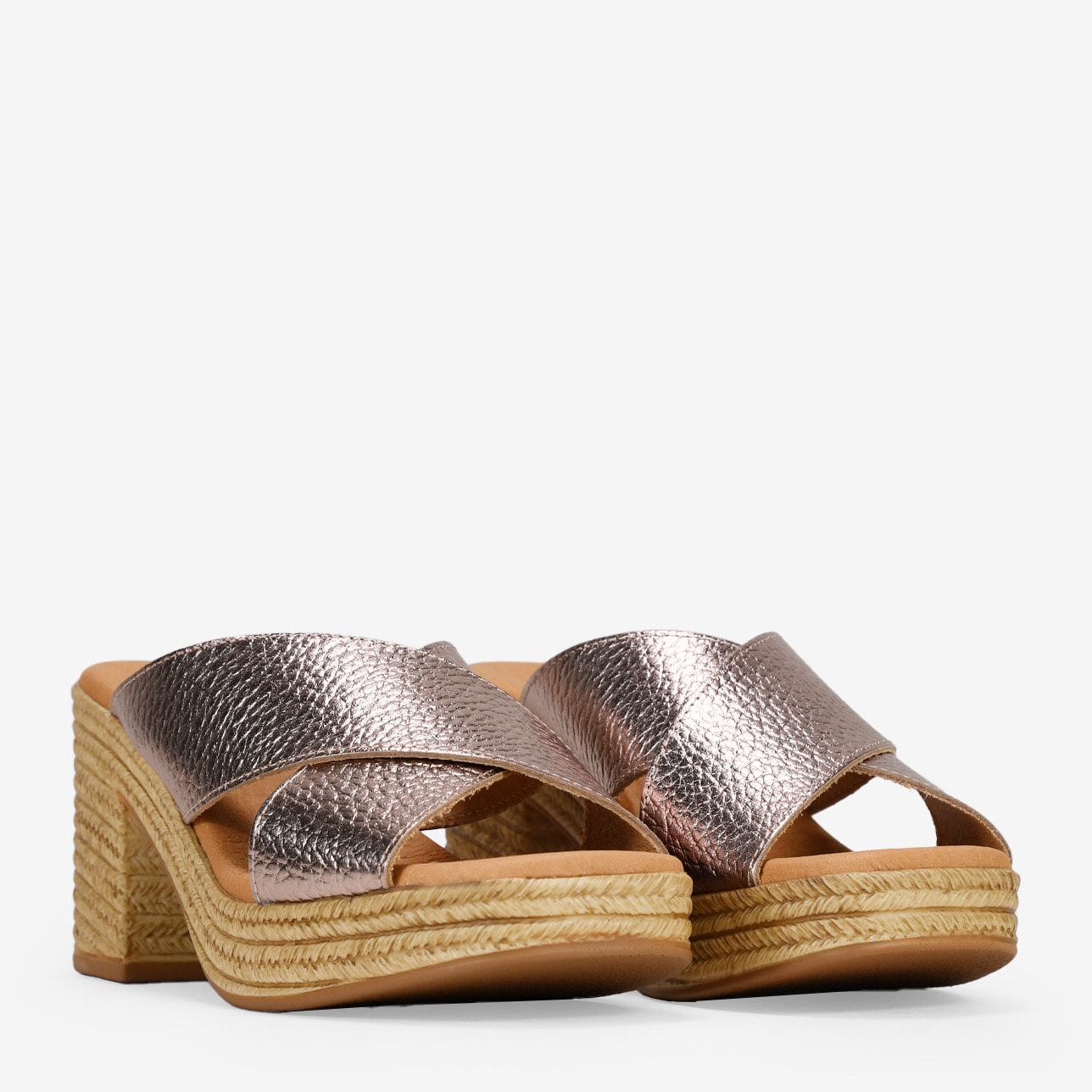 Sandalias metalizadas con tacón efecto rafia