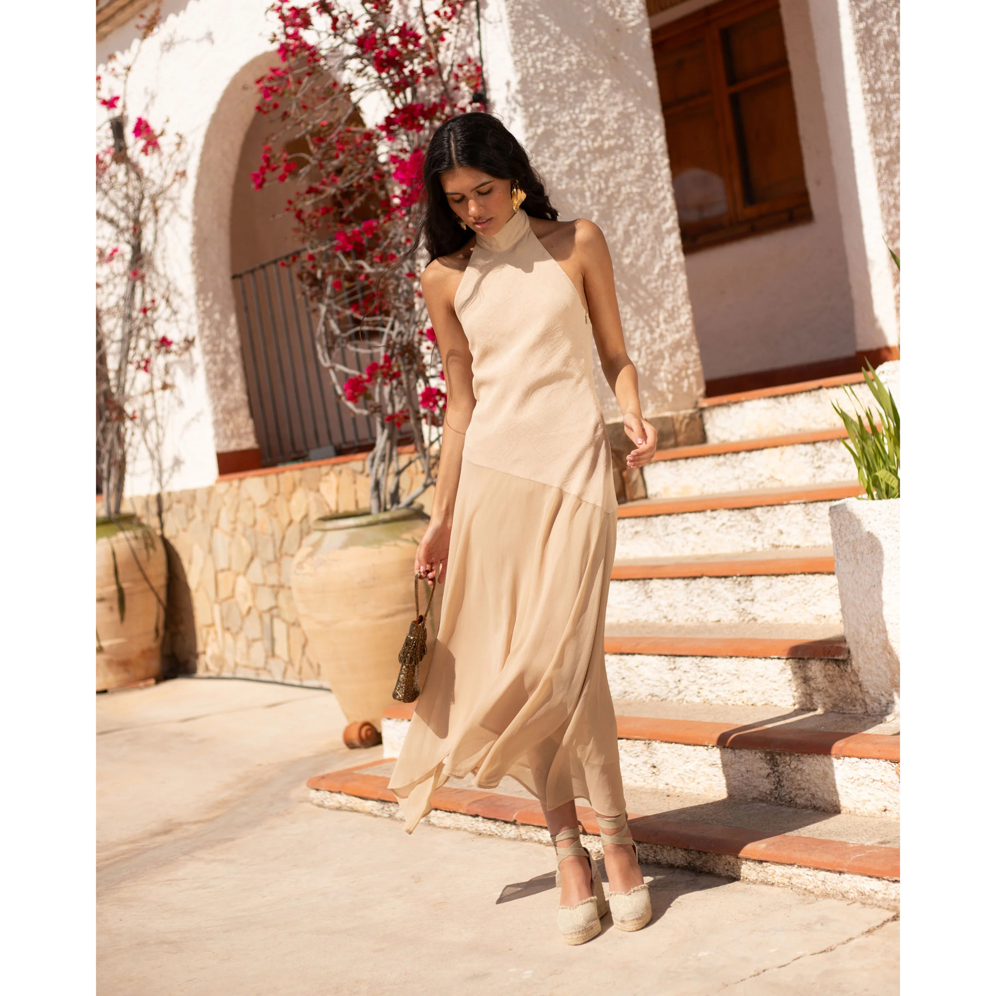 Vestido midi asimétrico con cuello halter