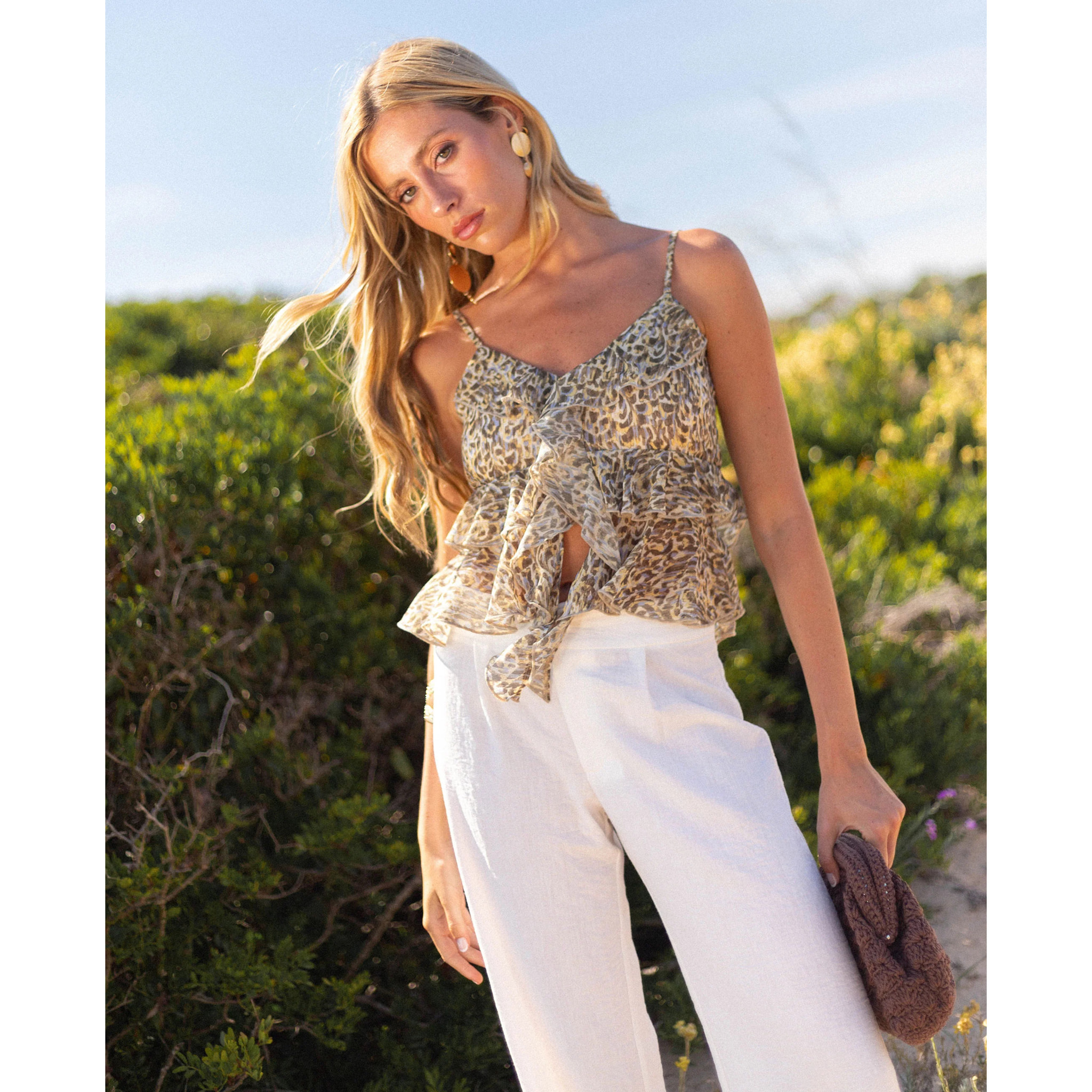 Top de mujer fluido con tirantes ajustables y abertura delantera