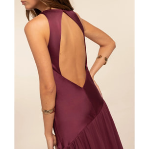 Vestido largo con corte asimétrico y espalda abierta