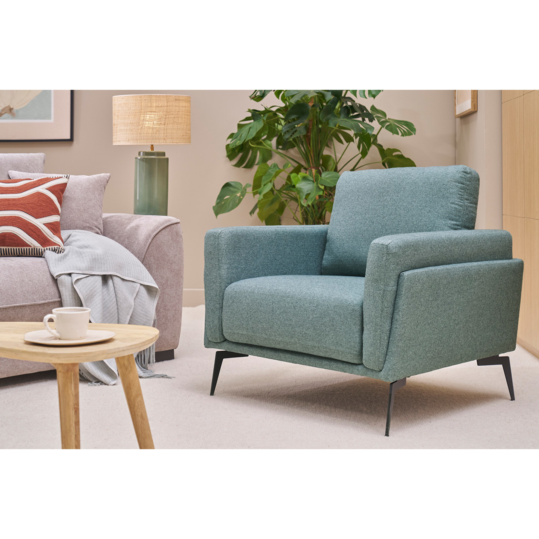 Fauteuil design en tissu vert de gris et métal noir MOSCO