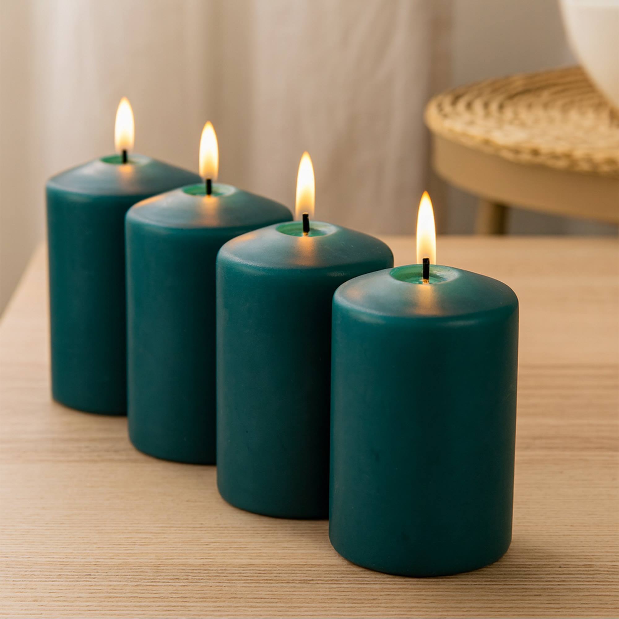 Set de 4 velas de cera en color petróleo ø5x10cm y 25h de combustión