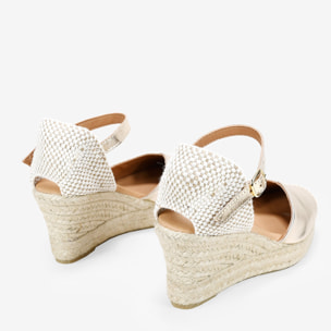 Alpargatas doradas en piel con cuña de esparto