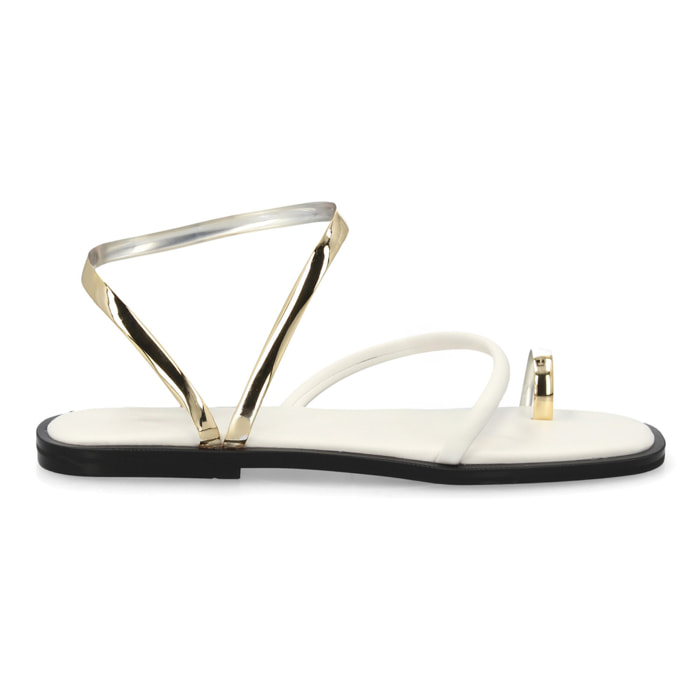 Sandalia plana moderna tiras metálicas