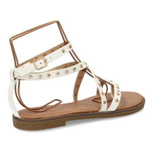 Sandalia plana con tiras y tachuelas para mujer.