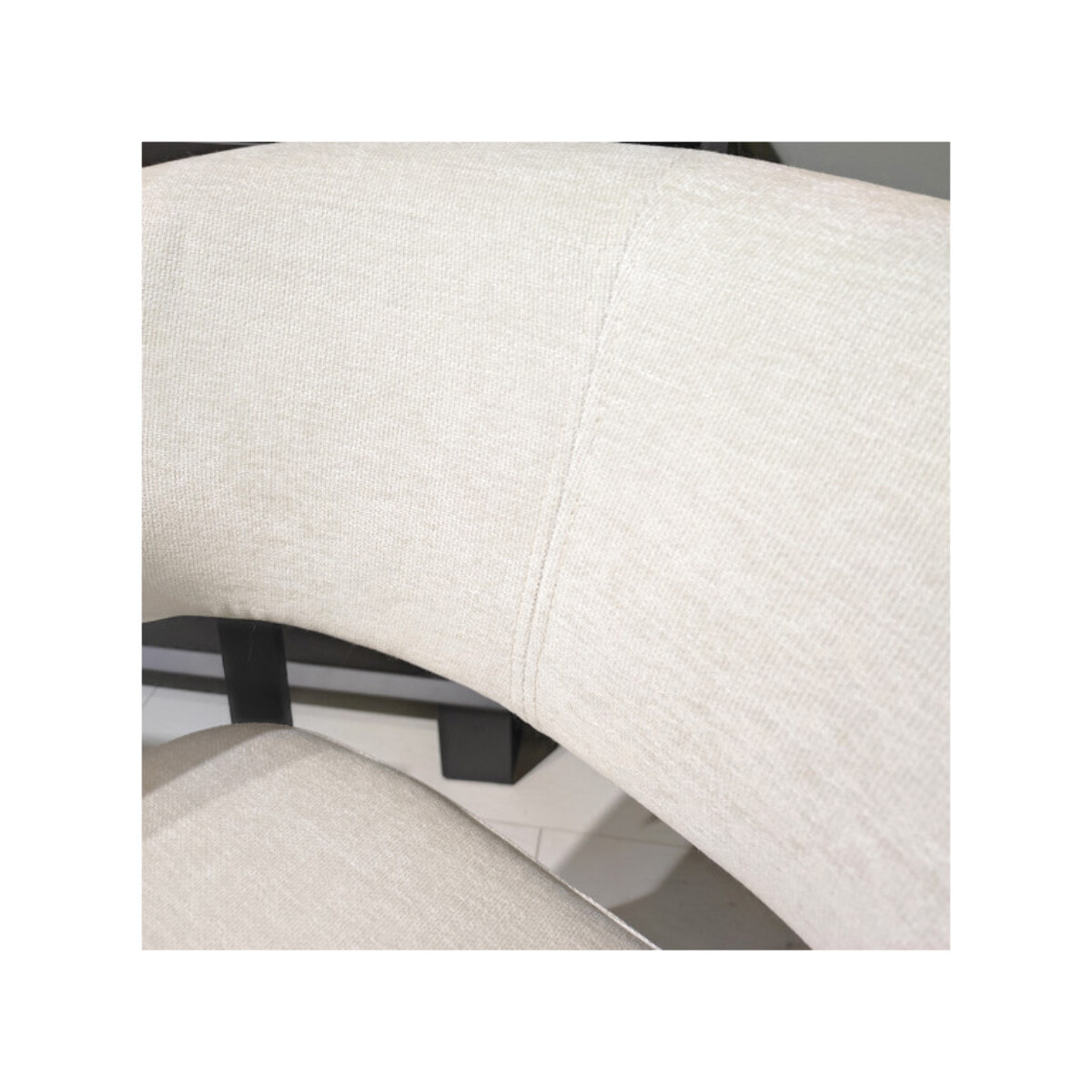 Chaise avec accoudoirs en tissu et structure en métal - ARNOLD