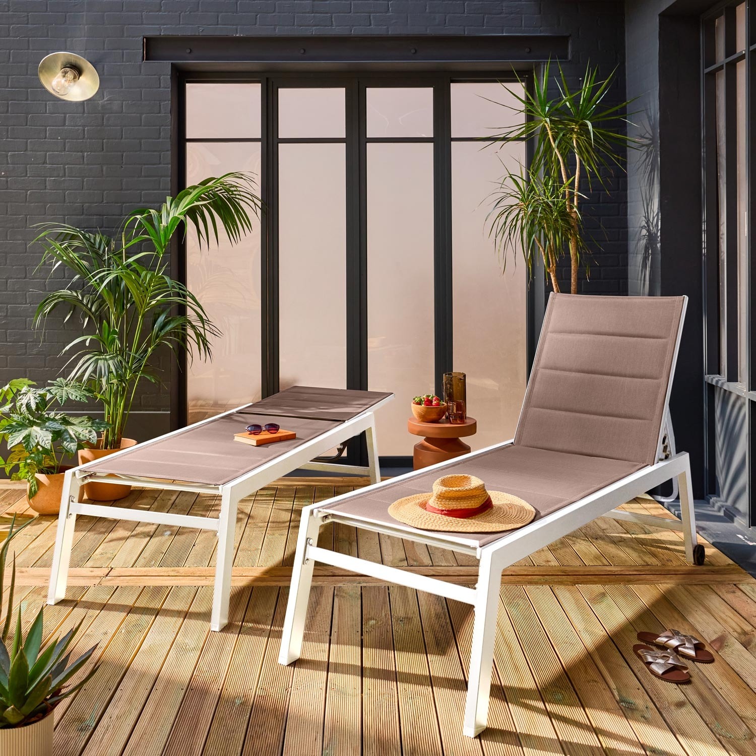 Lot de 2 bains de soleil Solis en textilène matelassé. transats 6 positions. structure blanc. textilène taupe