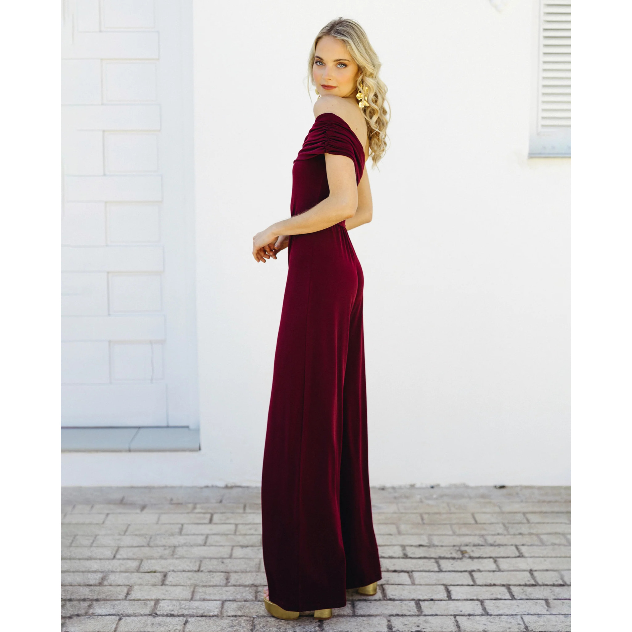 Mono de mujer escote bardot asimétrico