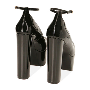 Salón con plataforma en charol negro, tacón 15 cm.