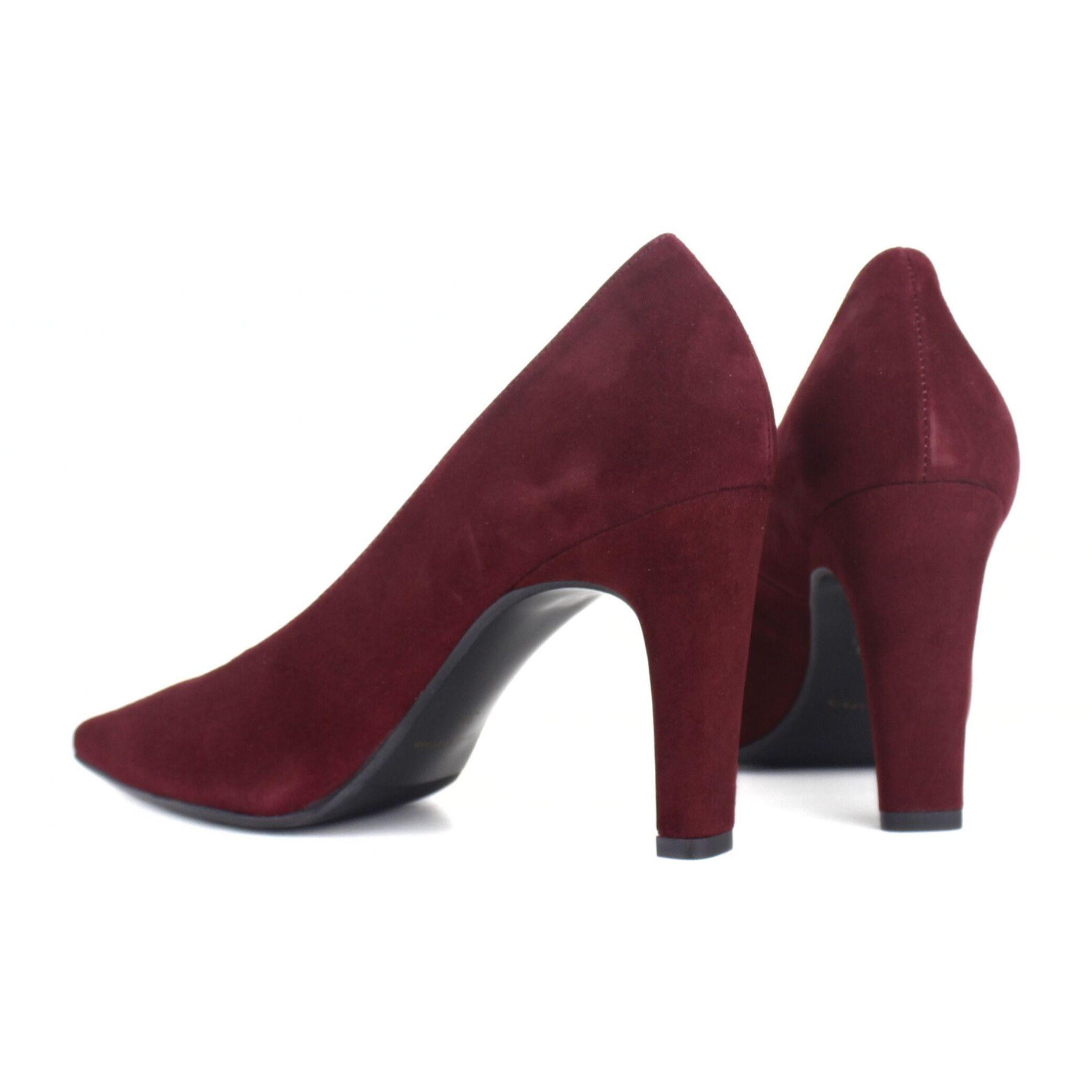 Salón de ante color burdeos con escote en pico. Tacón de 9 cm