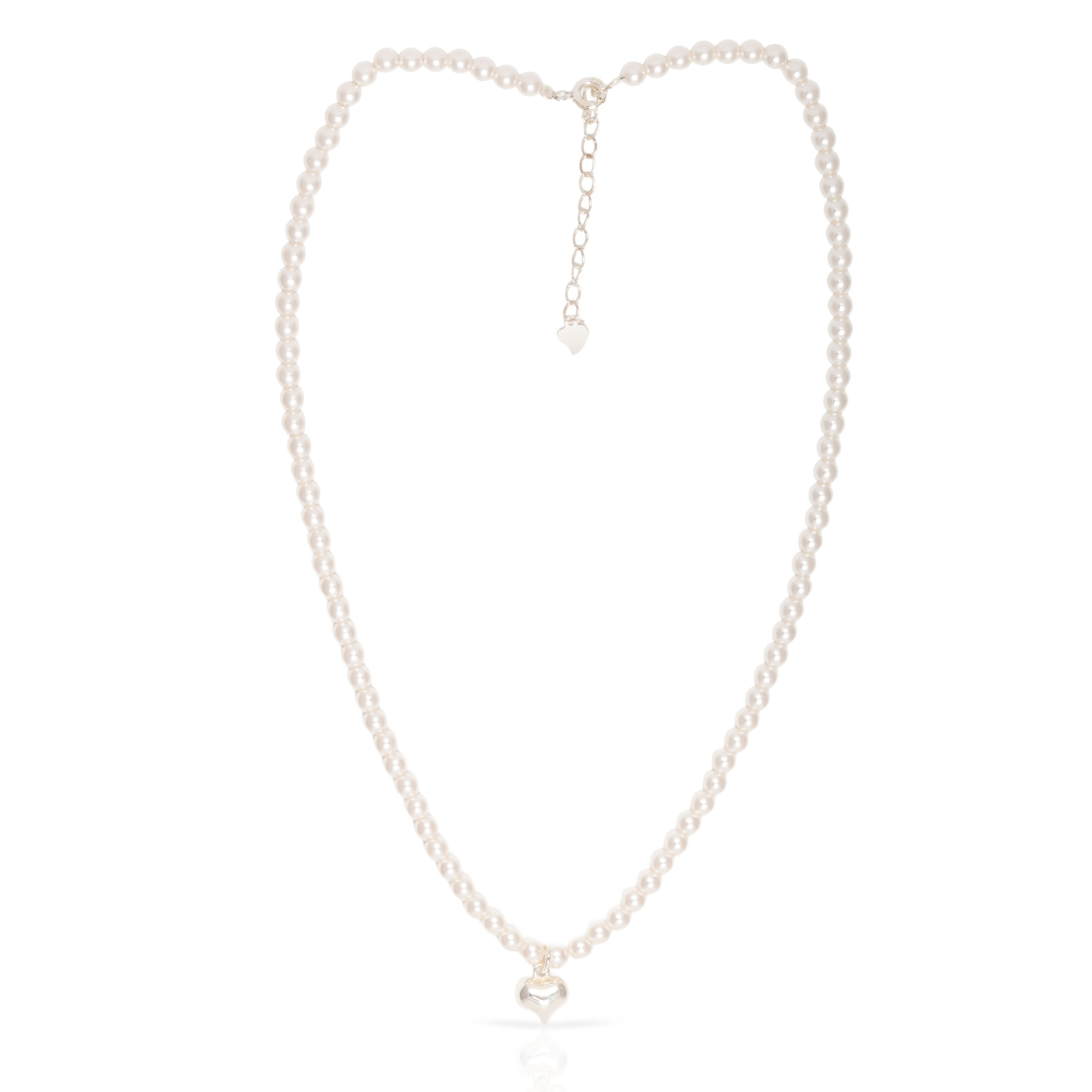 Collar de plata de ley 925 con cuentas de perla y colgante de corazón con cierre de resorte.