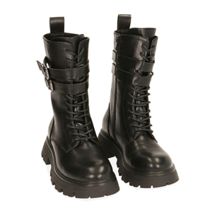 Botas militares negras con correa.