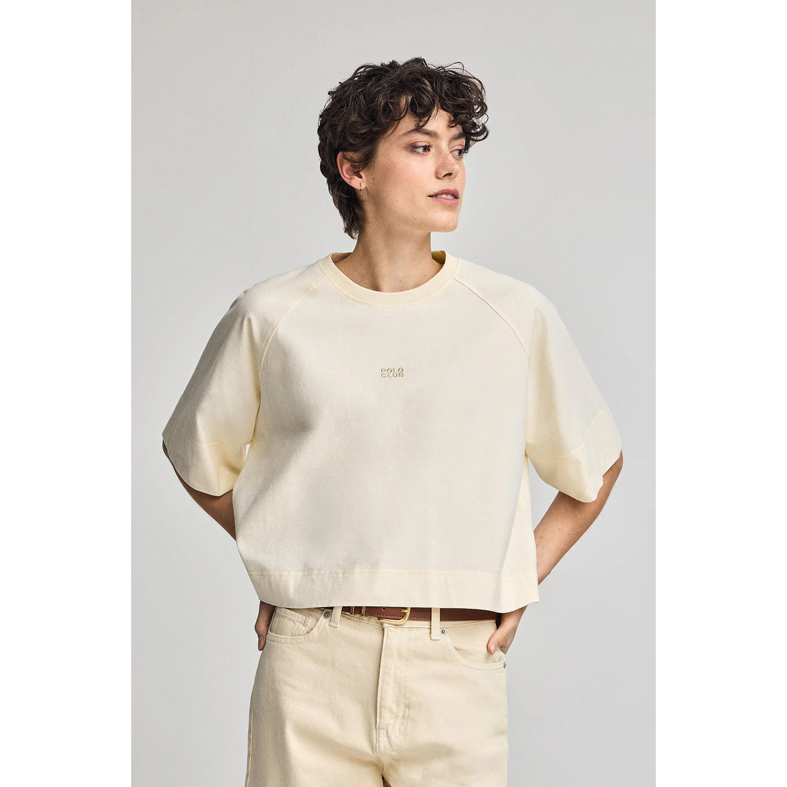 Camiseta color crudo Danae con logo bordado