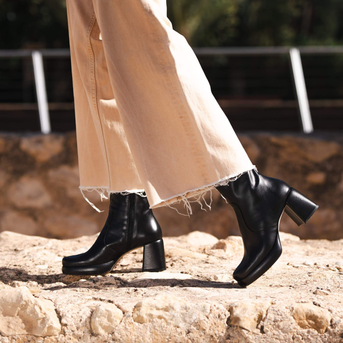 Botine de piel color negro con plataforma. Tacón de 7 cm