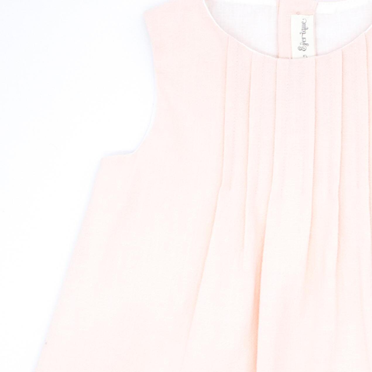 Vestido de lino rosa con pieza en el bajo blanca. Lorzas en la parte del pecho.