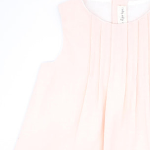 Vestido de lino rosa con pieza en el bajo blanca. Lorzas en la parte del pecho.