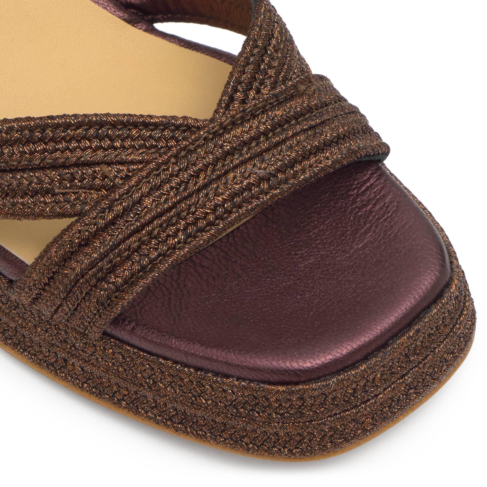 Sandalia Vallita tacón forrado en trenzado metalizado artesanal con pulsera y escote en V