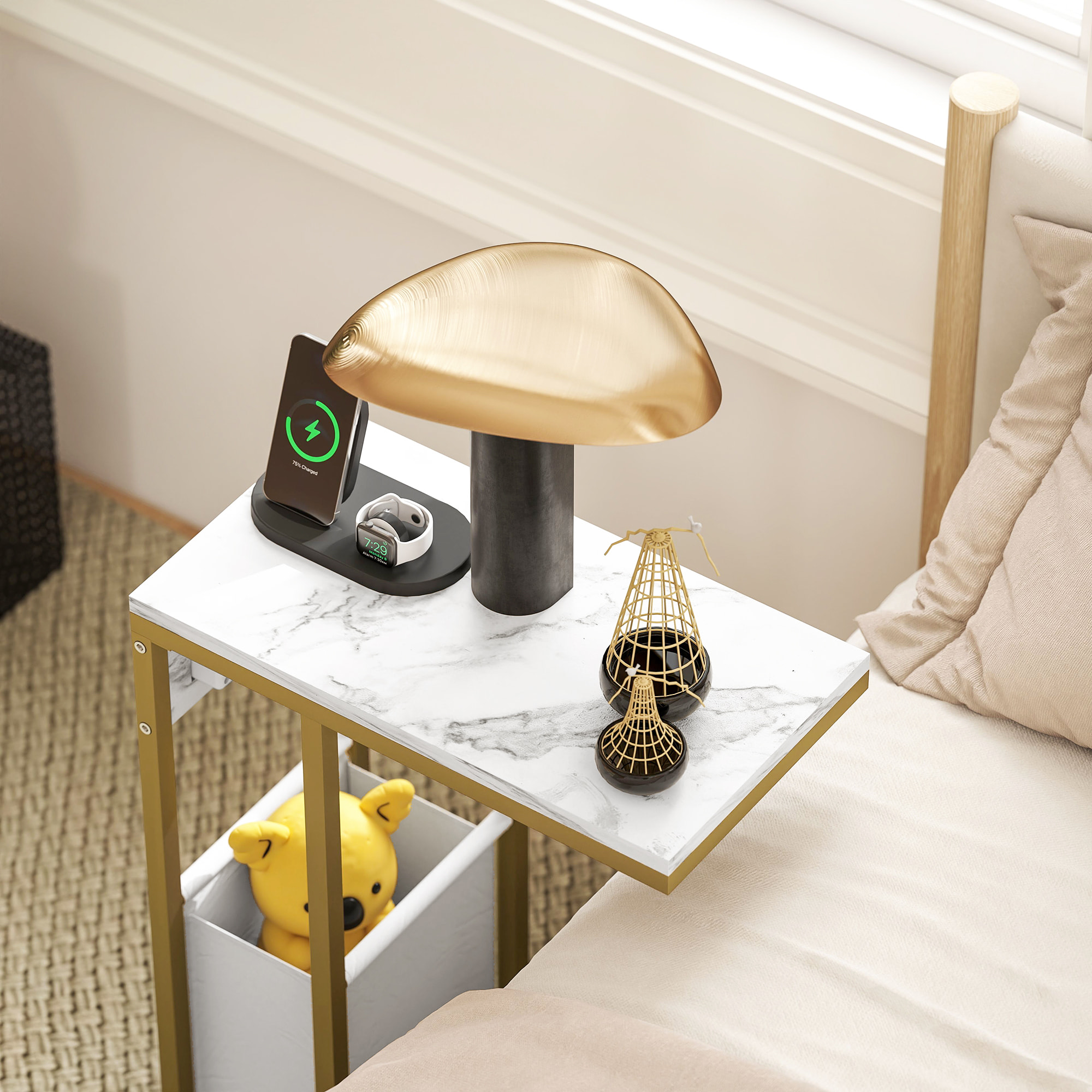 Table d'appoint avec station de charge secteur + USB - panier tissu intégré - acier doré effet marbre blanc